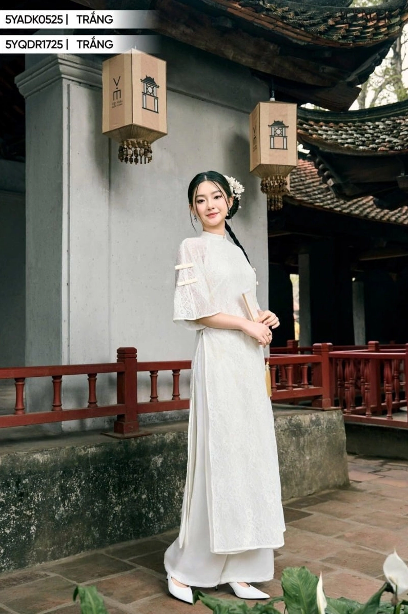 Sự đằm thắm và sang trọng toát lên từ thiết kế áo dài tết truyền thống