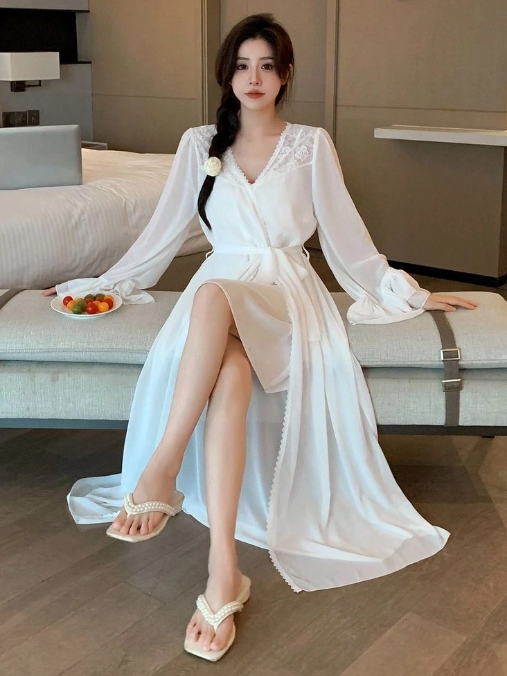 Sự dễ thương của cô gái trong chiếc váy ngắn tinh khôi