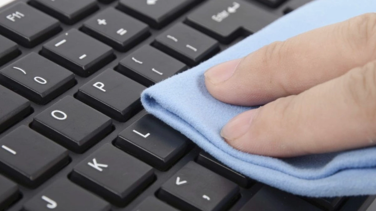 Hướng dẫn chi tiết cách gỡ nút bàn phím laptop an toàn hiệu quả nhất 3 Sử dụng bóng thổi bụi và chổi lông mềm để làm sạch bề mặt bên trong phím