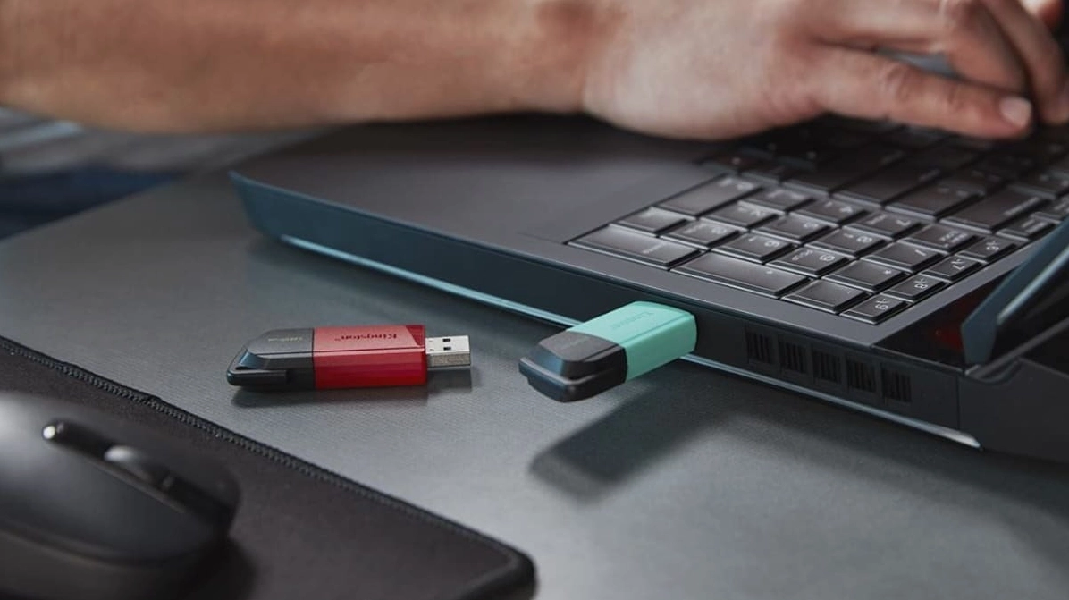 Sử dụng box chuyển đổi ổ cứng sang cổng USB để lấy lại thông tin