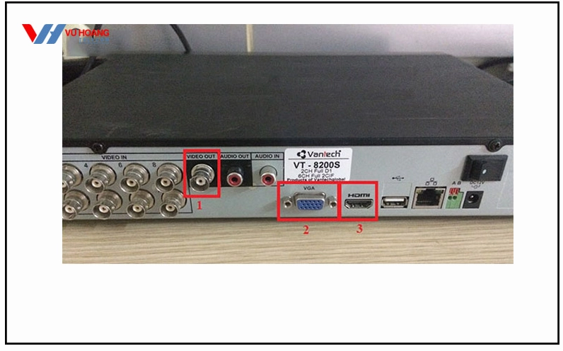 Sử dụng cáp HDMI hoặc VGA để kết nối thiết bị