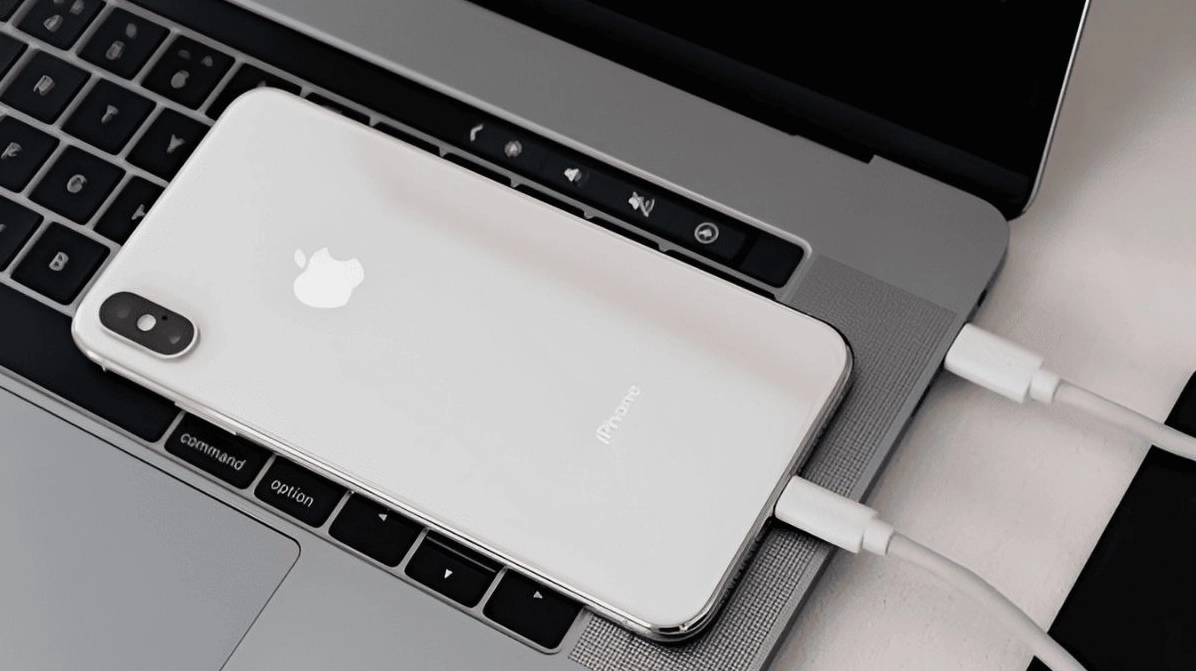 Hướng dẫn cách đồng bộ iPhone với laptop nhanh chóng đơn giản 1 Sử dụng cáp sạc chất lượng cao để kết nối iPhone với laptop đảm bảo ổn định