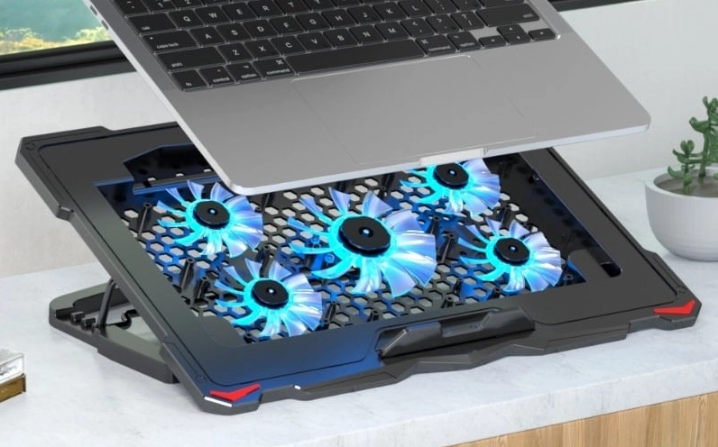 Sử dụng đế tản nhiệt chuyên dụng đặt dưới laptop để hỗ trợ lưu thông không khí