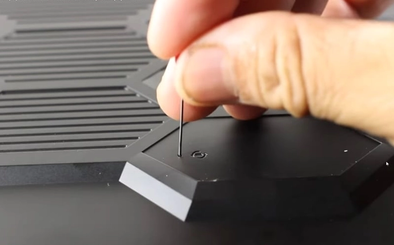 Sử dụng lỗ Reset pin​​​​​​​ để máy ngắt nguồn hoàn toàn ngay lập tức