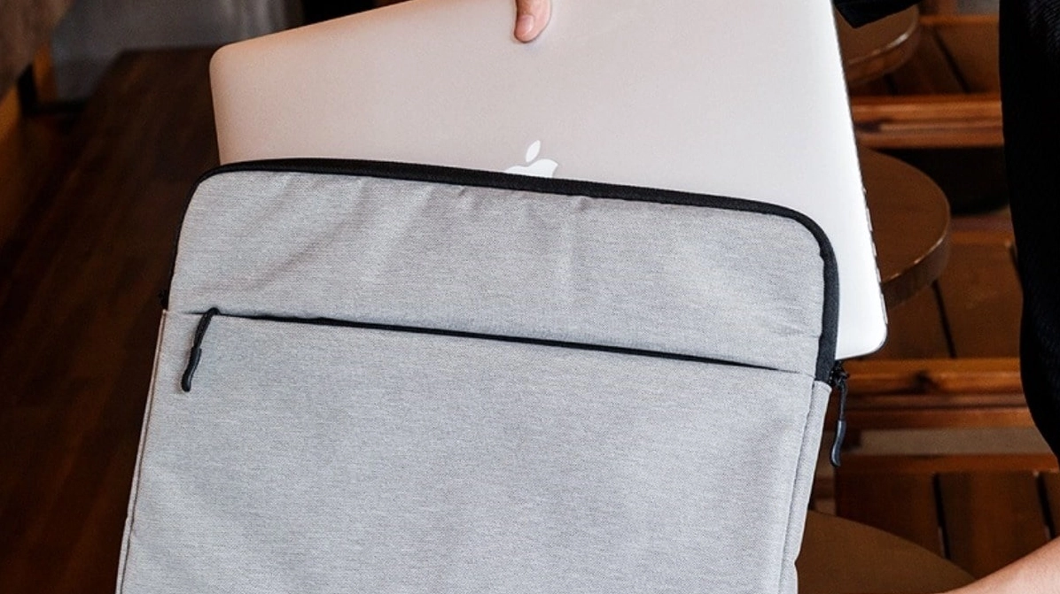 Bật mí cách sử dụng laptop bền nhất giúp thiết bị luôn hoạt động ổn định và kéo dài tuổi thọ 5 Sử dụng túi chống sốc hoặc balo có ngăn chống sốc riêng là điều cần thiết khi di chuyển laptop
