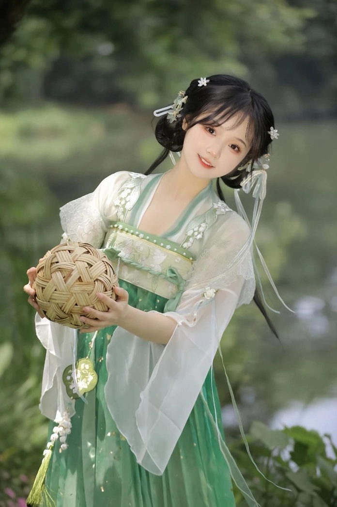 Sự duyên dáng toát ra từ cử chỉ nhỏ nhất