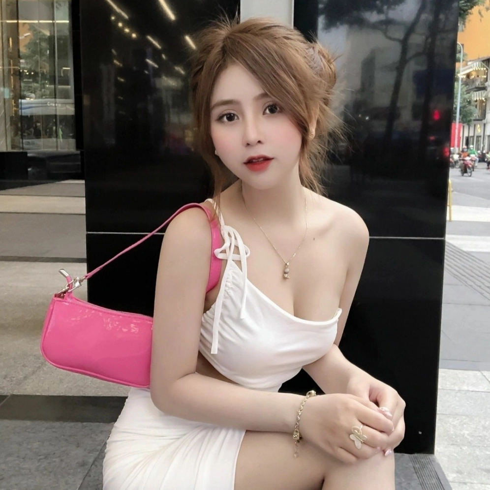 Sự nhẹ nhàng và cuốn hút khi gái xinh mặc áo hai dây.