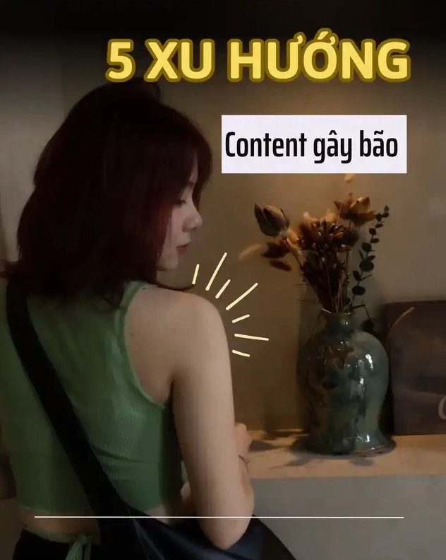 Sự phá cách với mái tóc đỏ rực rỡ và áo hello kitty màu xanh nổi bật