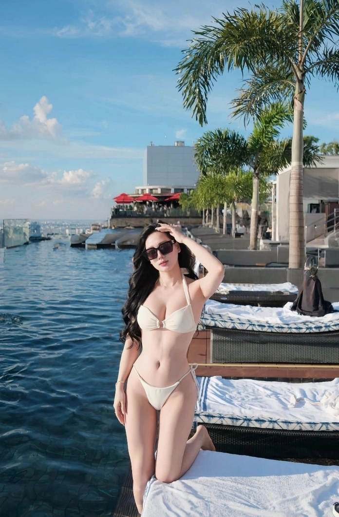 Tổng hợp ảnh gái mặc bikini trắng quyến rũ và cuốn hút nhất 17 Sự sang trọng toát lên từ bộ bikini trắng