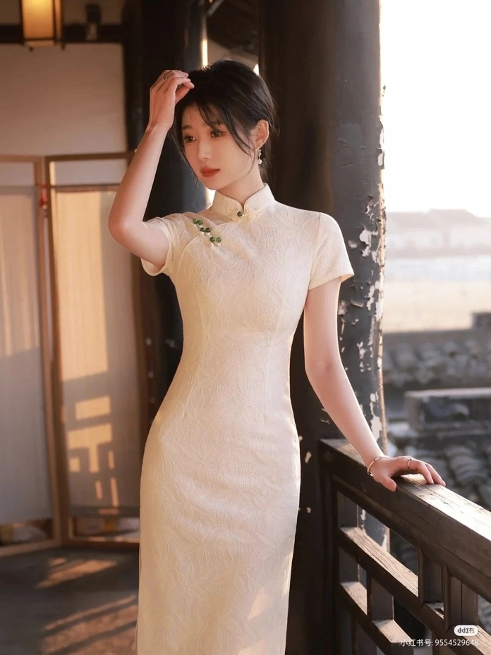 Sự tinh tế trong từng đường kim mũi chỉ của chiếc sườn xám