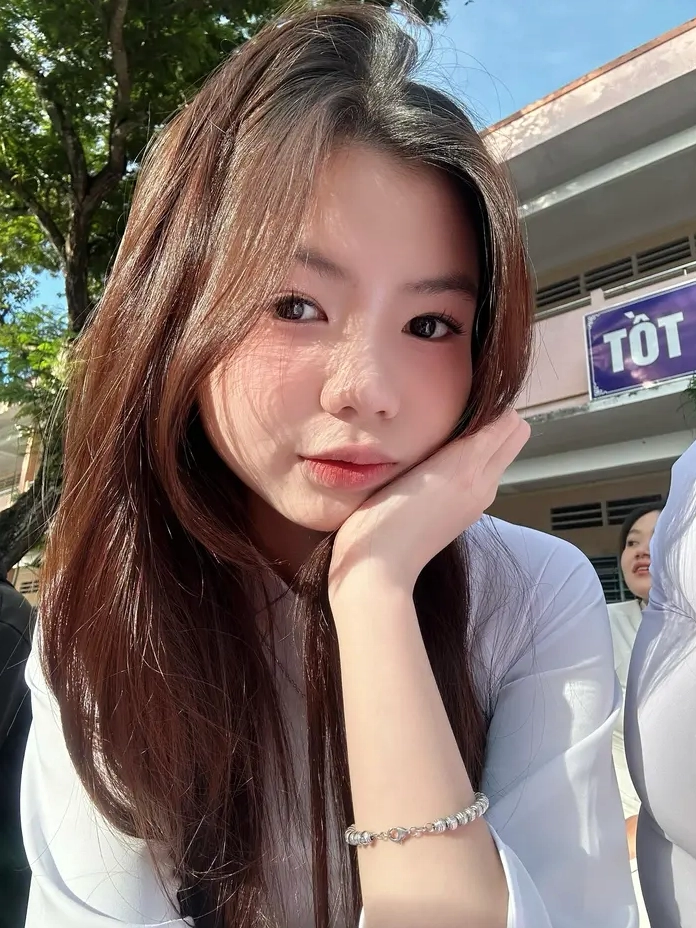 Sự trong sáng và nụ cười rạng rỡ của bé gái đáng yêu