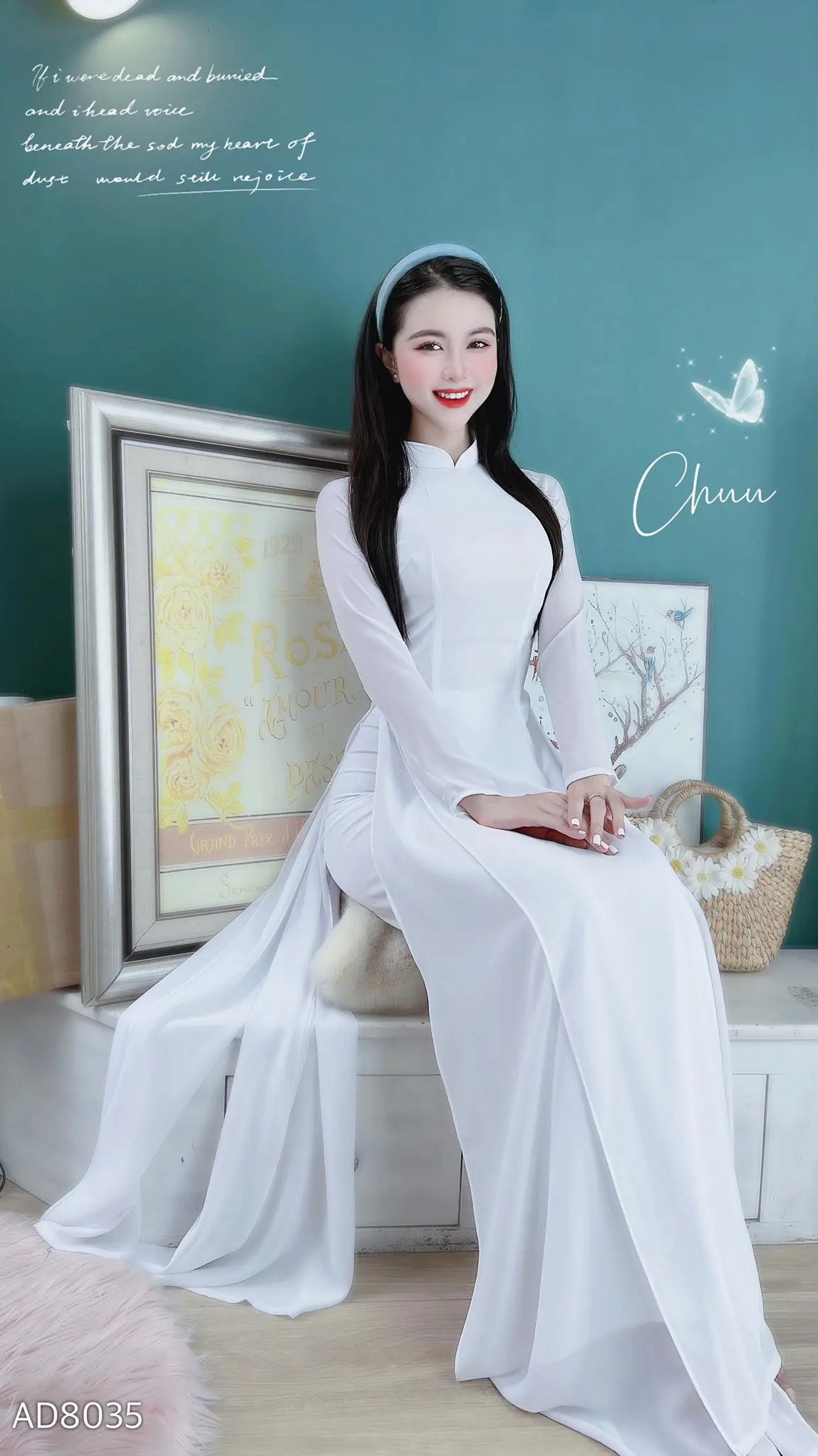 Sự uyển chuyển của tà áo dài cát mềm mại trong gió