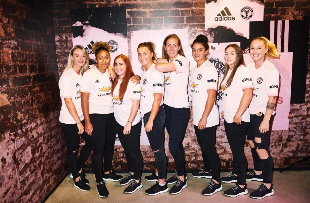 Thành viên đội nữ Manchester United tạo dáng tự tin