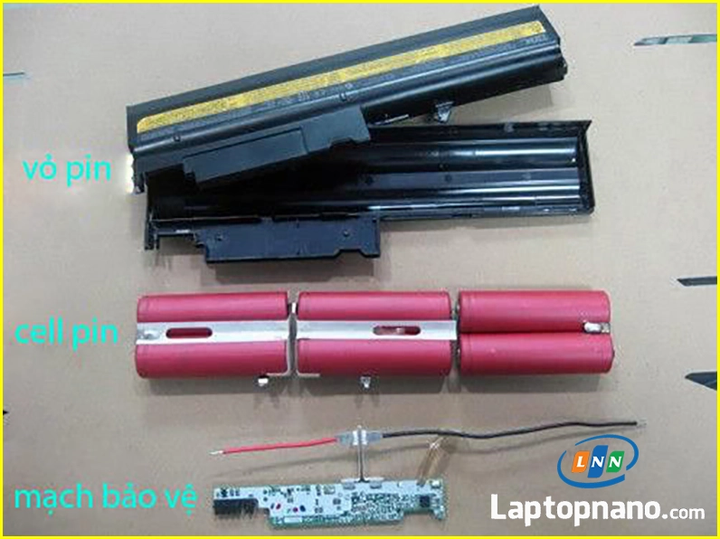 Tháo các ốc vít cố định và gỡ pin cũ ra khỏi thân máy tính