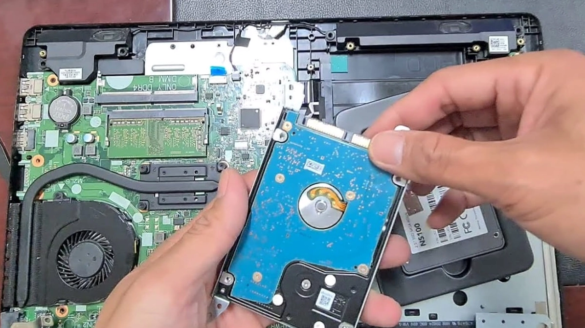 Tháo lắp ổ cứng hỏng sang một hệ thống máy tính khác để kiểm tra và lấy dữ liệu