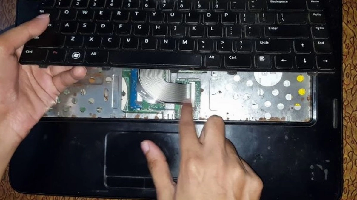 Hướng dẫn chi tiết cách gỡ nút bàn phím laptop an toàn hiệu quả nhất 5 Thao tác bật lẫy giữ cáp kết nối bàn phím trên bo mạch chủ
