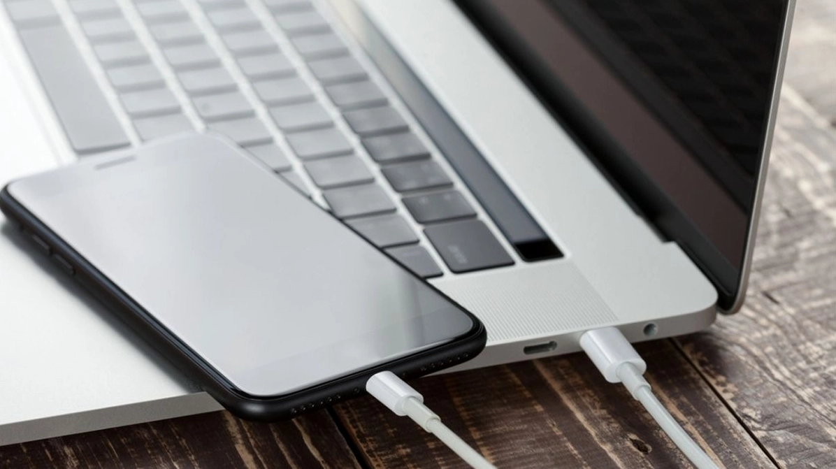 Hướng dẫn cách đồng bộ iPhone với laptop nhanh chóng đơn giản 3 Thao tác cắm cáp kết nối vật lý giữa điện thoại iPhone và máy tính xách tay