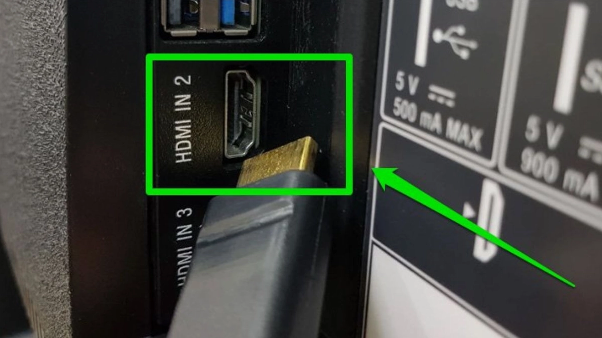 Hướng dẫn chi tiết cách cài đặt máy chiếu cho laptop nhanh chóng và đơn giản nhất 5 Thao tác cắm đầu còn lại của dây cáp HDMI vào cổng HDMI trên thiết bị máy chiếu