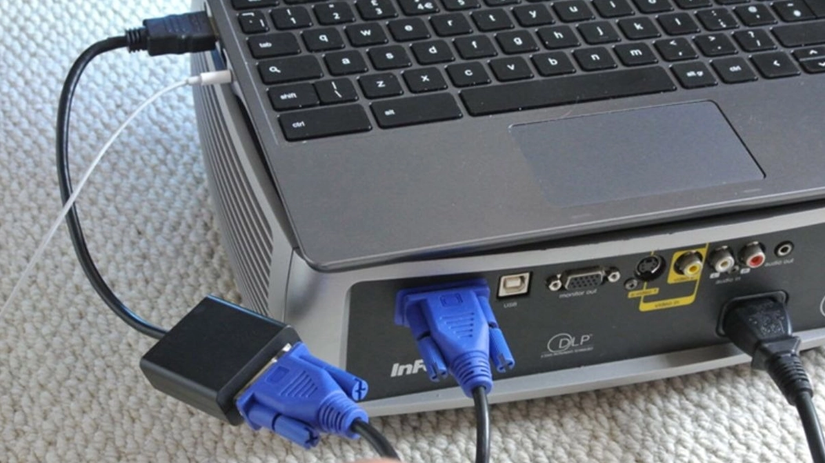 Hướng dẫn chi tiết cách cài đặt máy chiếu cho laptop nhanh chóng và đơn giản nhất 7 Thao tác cắm dây cáp kết nối vào cổng VGA giữa máy chiếu và máy tính laptop