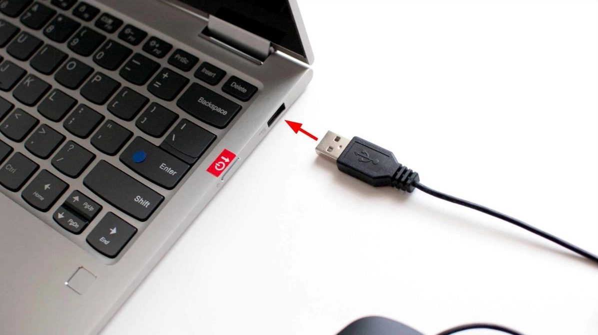 Thao tác cắm trực tiếp đầu nối chuẩn USB vào khe cắm bên hông máy tính