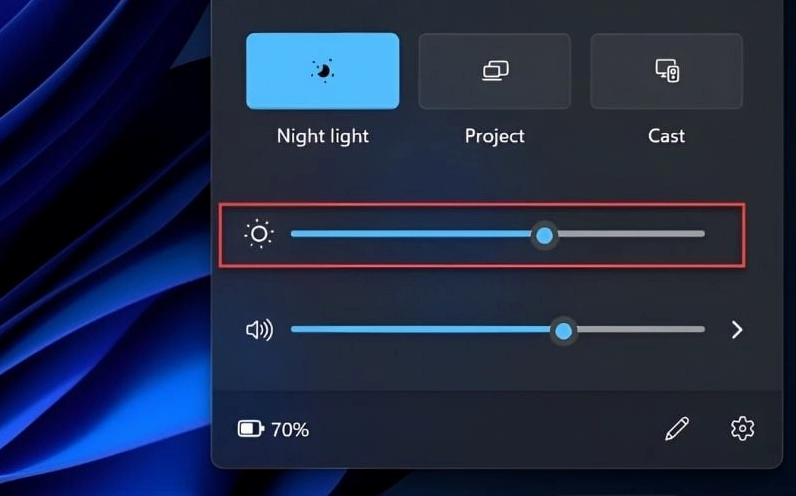 Thao tác điều chỉnh thanh trượt độ sáng có biểu tượng mặt trời trên Windows