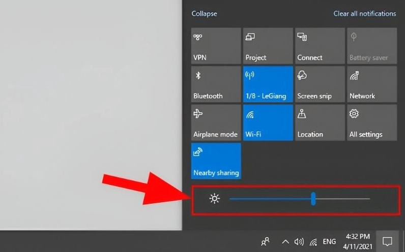 Thao tác kéo thanh trượt để điều chỉnh chính xác mức độ sáng mong muốn