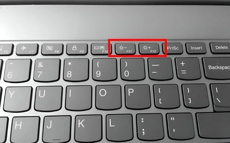 Thao tác nhấn giữ tổ hợp phím Fn và F11 hoặc F12 để tăng giảm độ sáng trên bàn phím laptop Dell