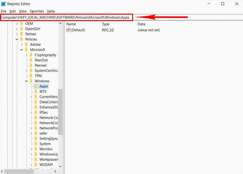 Thao tác nhập đường dẫn cụ thể vào thanh địa chỉ của cửa sổ Registry Editor để tìm khóa cần sửa