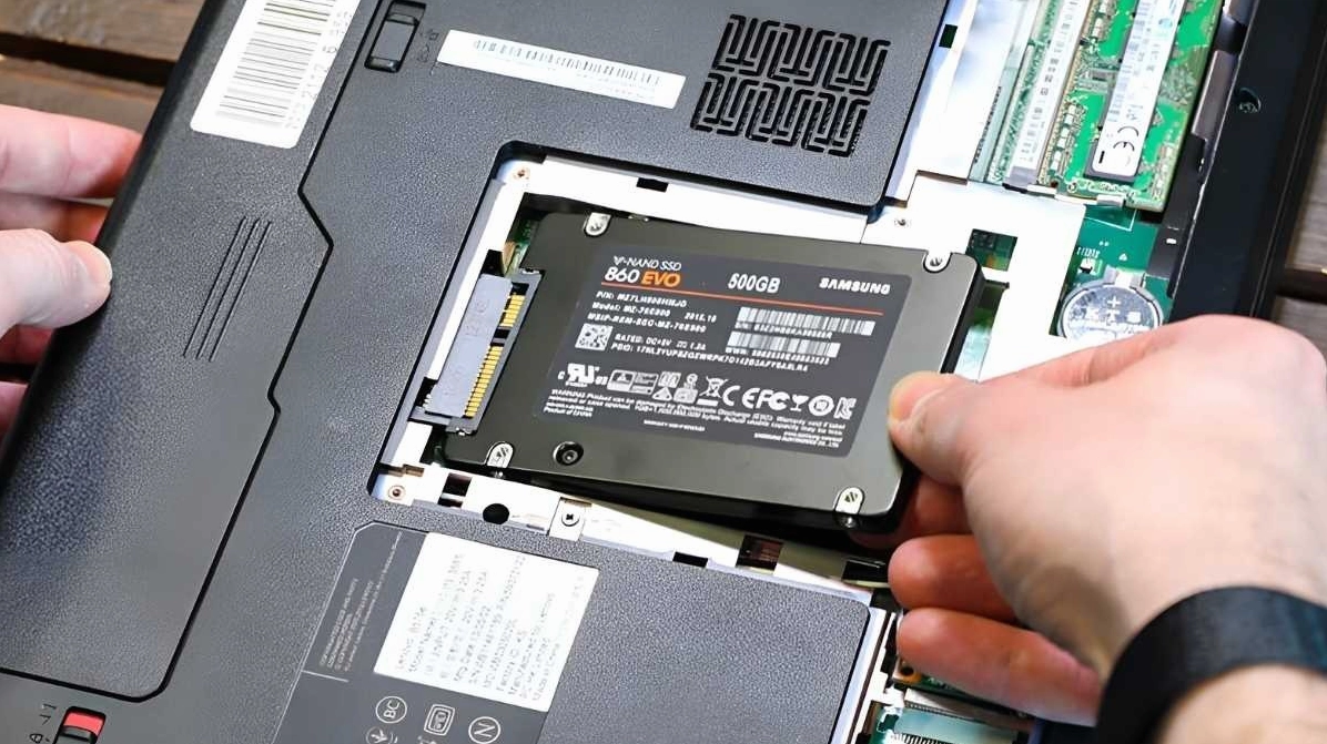 Hướng dẫn chi tiết cách kết nối hdd với laptop đơn giản và an toàn nhất 3 Thao tác tháo cẩn thận ổ cứng HDD ra khỏi bo mạch chủ của laptop cũ