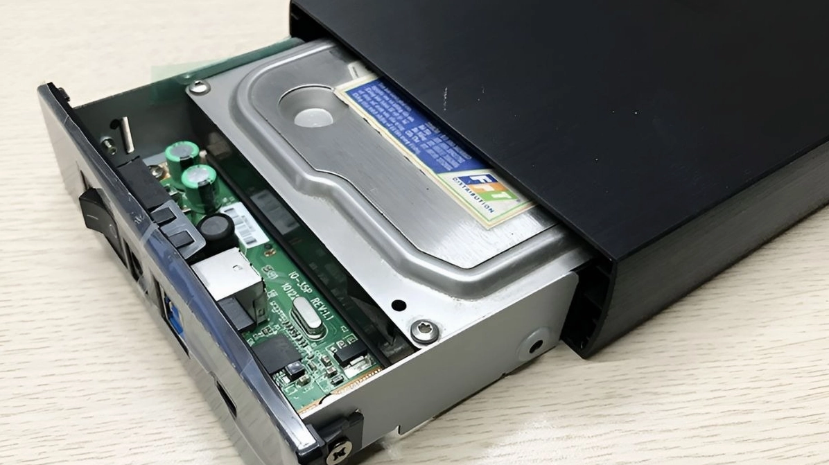 Hướng dẫn chi tiết cách kết nối hdd với laptop đơn giản và an toàn nhất 5 Thao tác trượt ổ cứng vào bên trong hộp đựng HDD Box