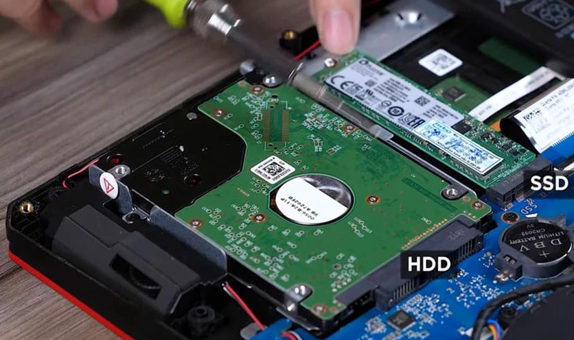 Thao tác xác định và kiểm tra kỹ lưỡng các linh kiện bên trong laptop