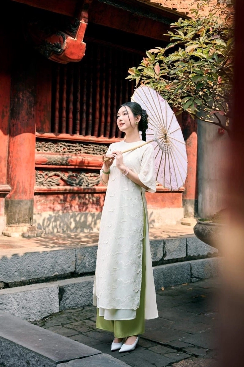 Thiết kế áo dài truyền thống tôn lên vẻ đẹp mặn mà của người con gái