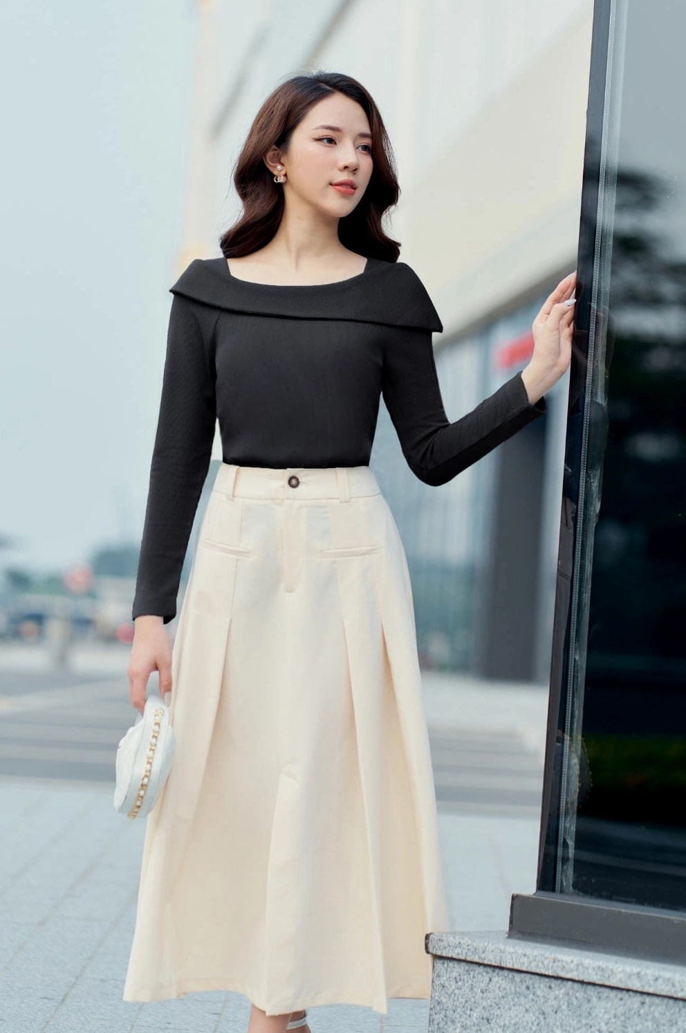 Thiếu nữ diện áo len tăm trễ vai rộng tự nhiên đầy nữ tính gợi cảm