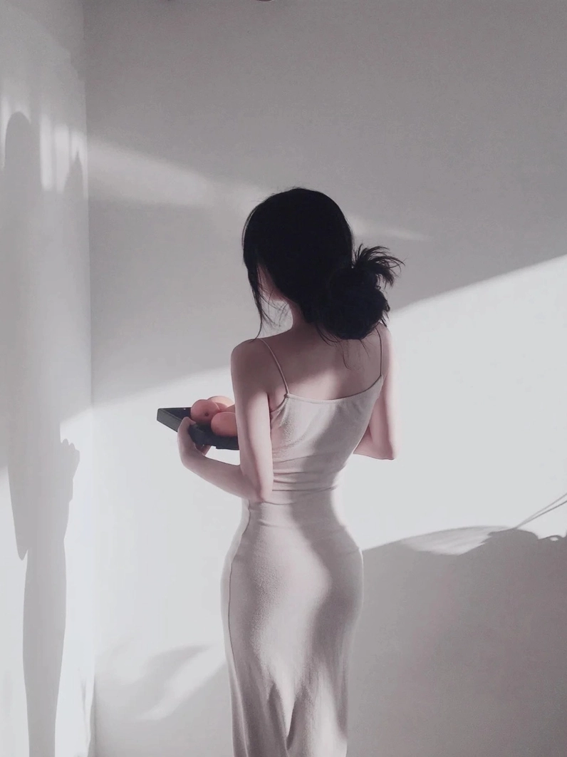 Thiếu nữ khoe trọn đường cong nóng bỏng trong chiếc váy body đen bó sát