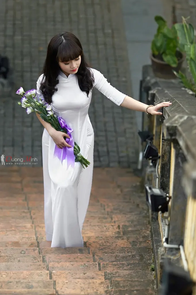 Thiếu nữ mặc áo dài thướt tha dạo bước trên phố