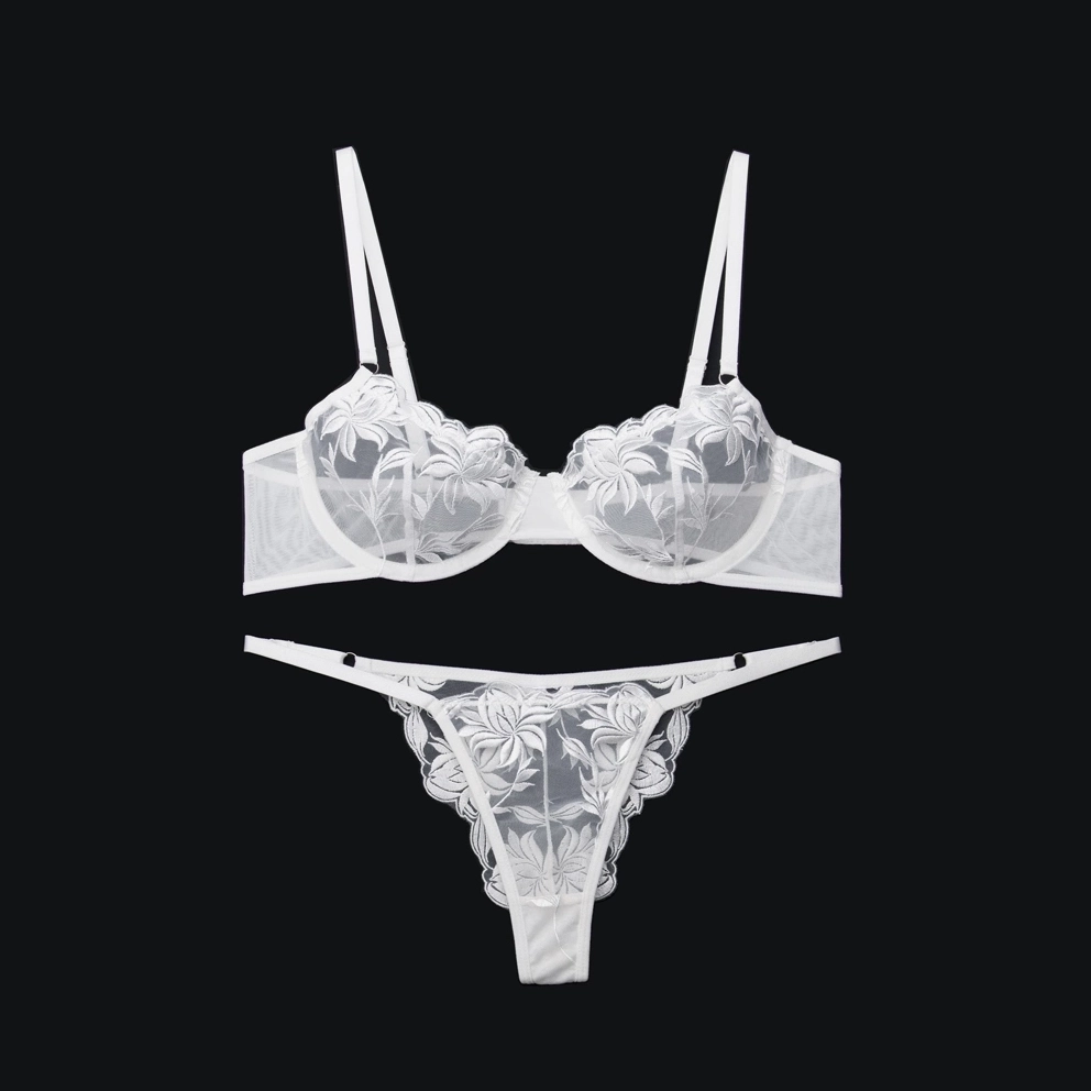 Thiếu nữ mặc đồ lót trắng đáng yêu khoe nụ cười rạng rỡ và thân hình vô cùng cân đối