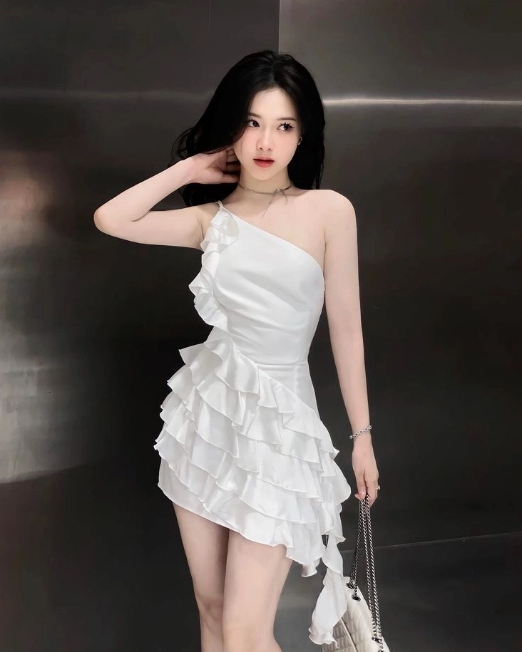 Thiếu nữ mặc váy trắng hai dây thanh lịch và đầy quyến rũ
