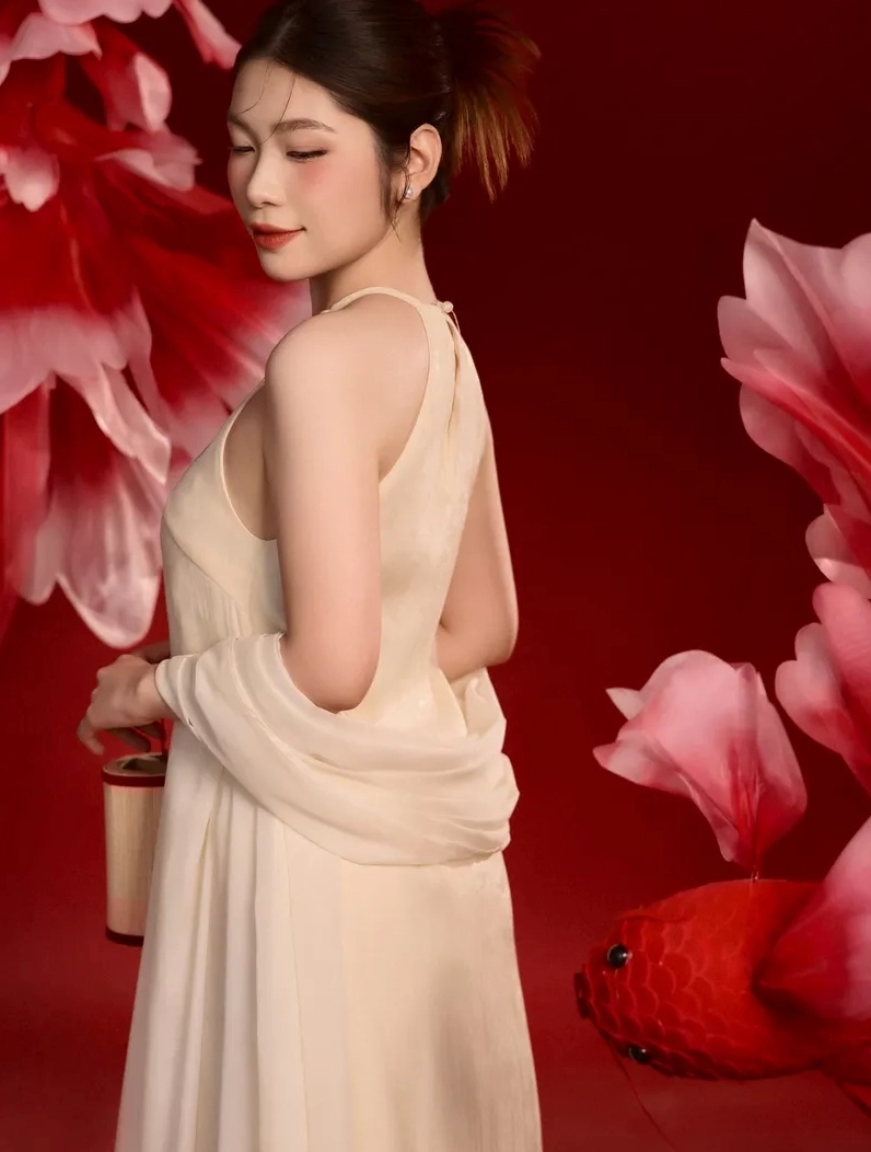 Bộ sưu tập ảnh gái xinh mặc áo yếm quyến rũ vạn người mê 2 Thiếu nữ mặc yếm khoe lưng trần quyến rũ thu hút mọi ánh nhìn