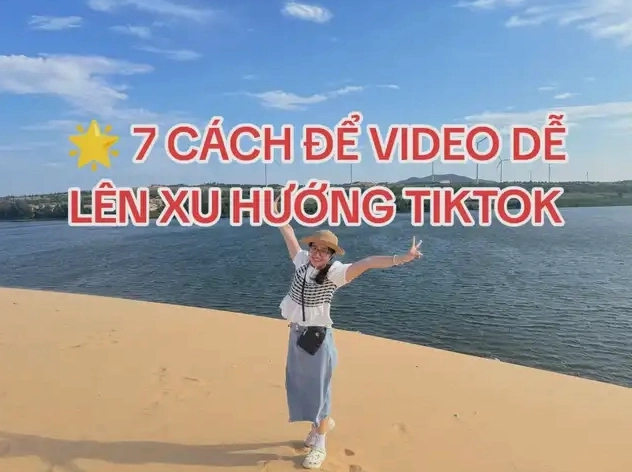 Thiếu nữ phong cách hello kitty dang rộng hai tay trên đồi cát lộng gió