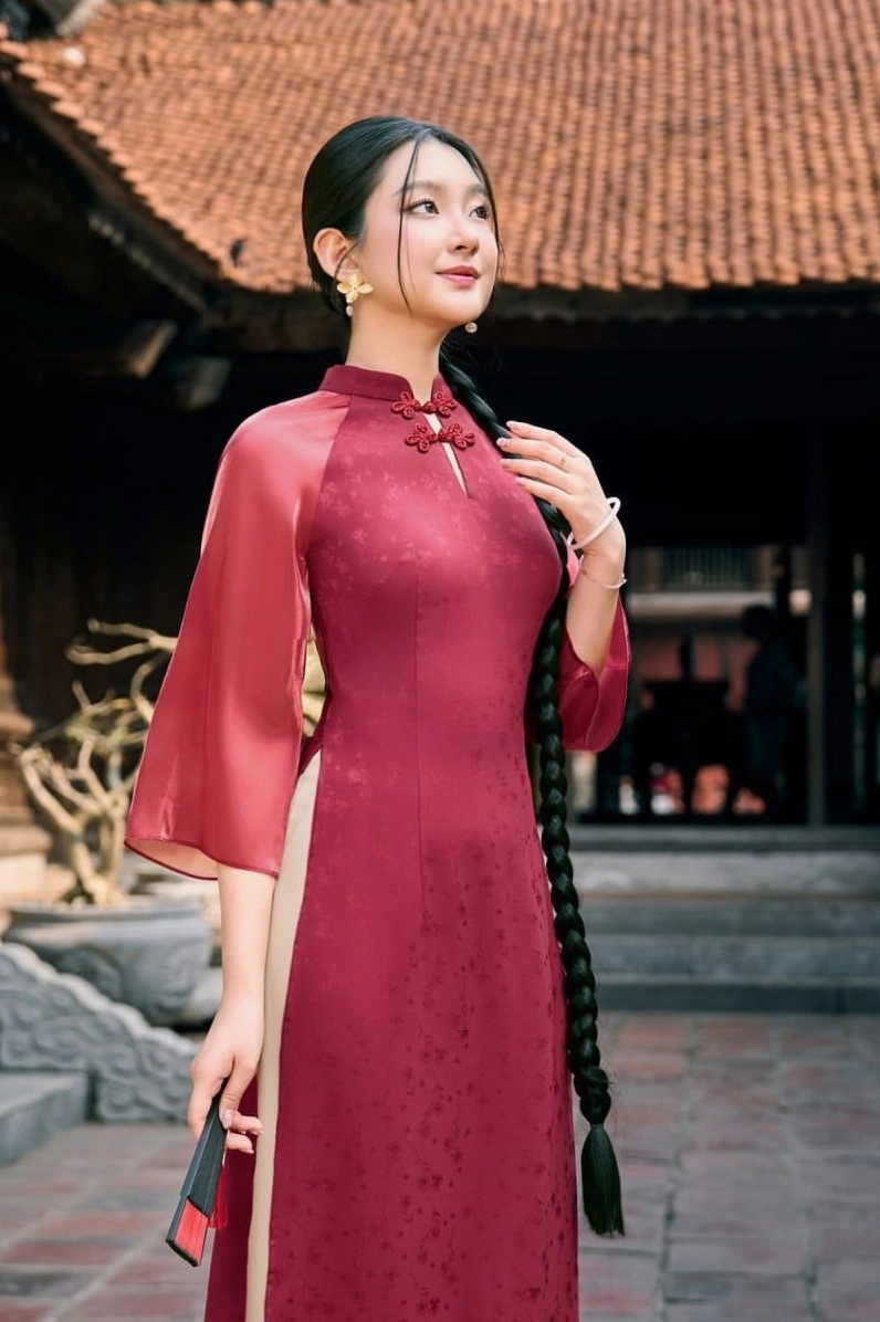 Thiếu nữ tạo dáng thướt tha cùng tà áo dài tết mang đậm hơi thở mùa xuân