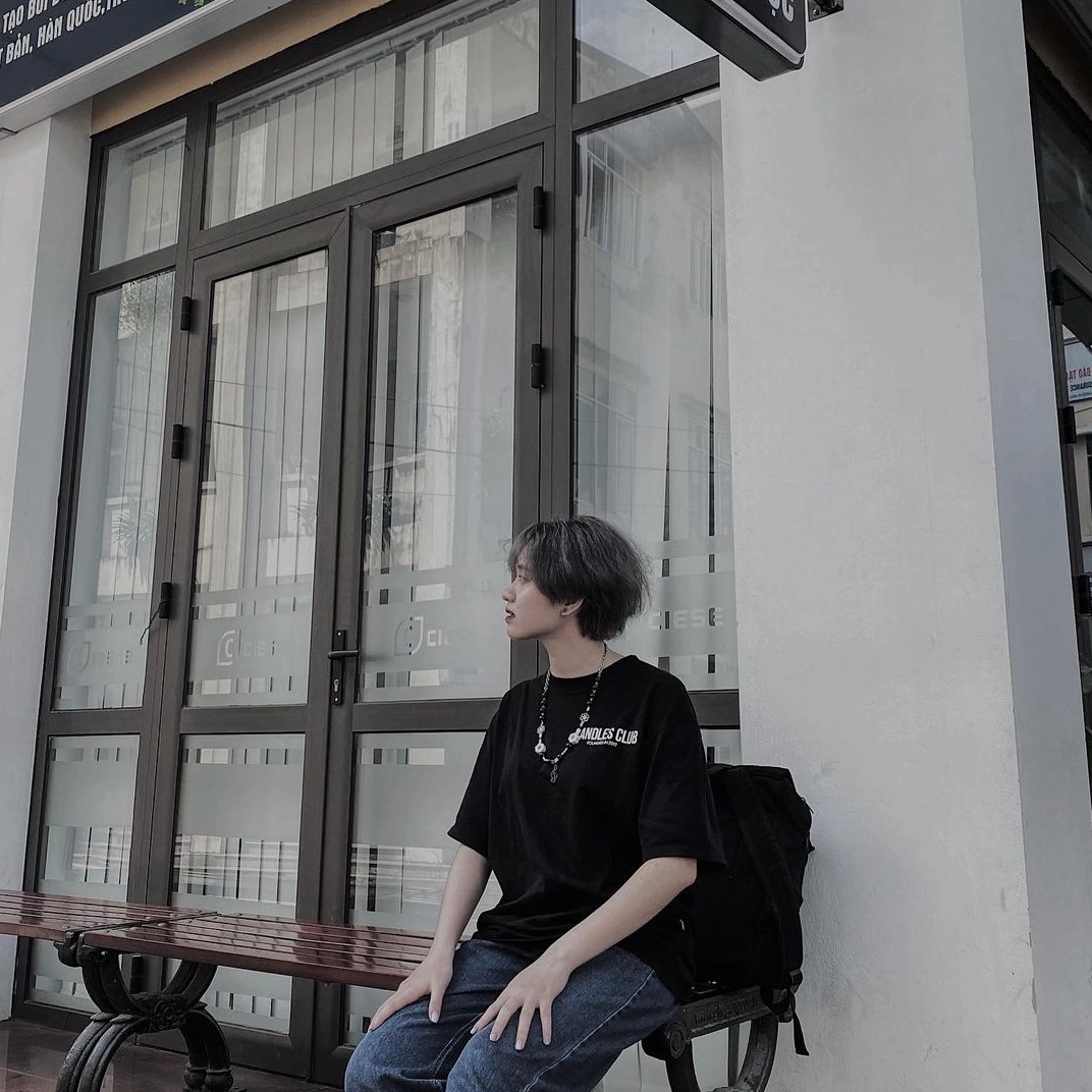 Thiếu nữ trẻ trung năng động trong áo phông rộng phối quần baggy cá tính