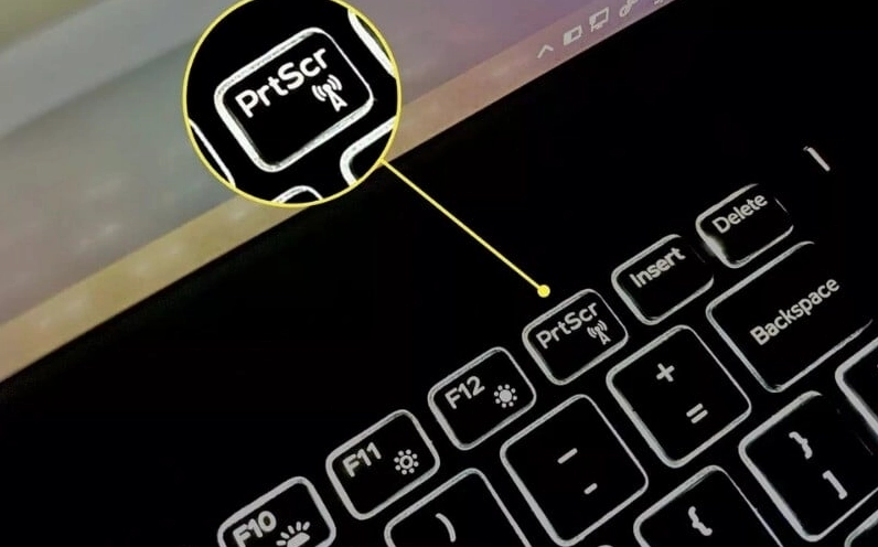 Tìm và nhấn phím PrtSc trên bàn phím máy tính