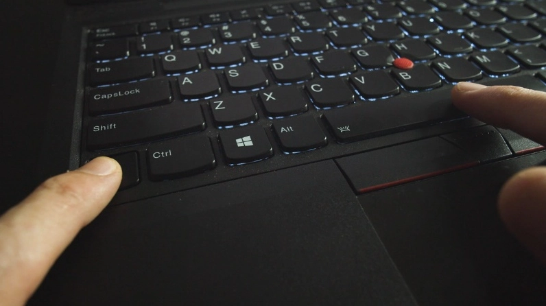 Tổ hợp phím FN + Space Bar