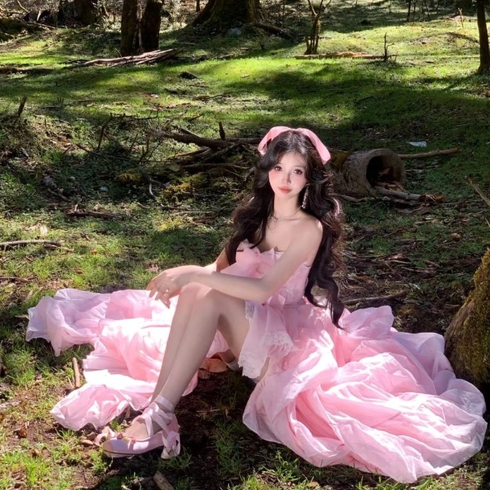 Tone hồng nổi bật tạo điểm nhấn thị giác mạnh mẽ