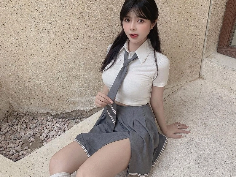 Bộ sưu tập ảnh gái xinh mặc váy xếp ly vạn người mê 9 Trang phục nữ sinh năng động và hồn nhiên