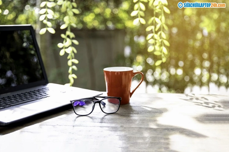 Bật mí cách sử dụng laptop bền nhất giúp thiết bị luôn hoạt động ổn định và kéo dài tuổi thọ 21 Tránh ánh nắng trực tiếp chiếu vào laptop