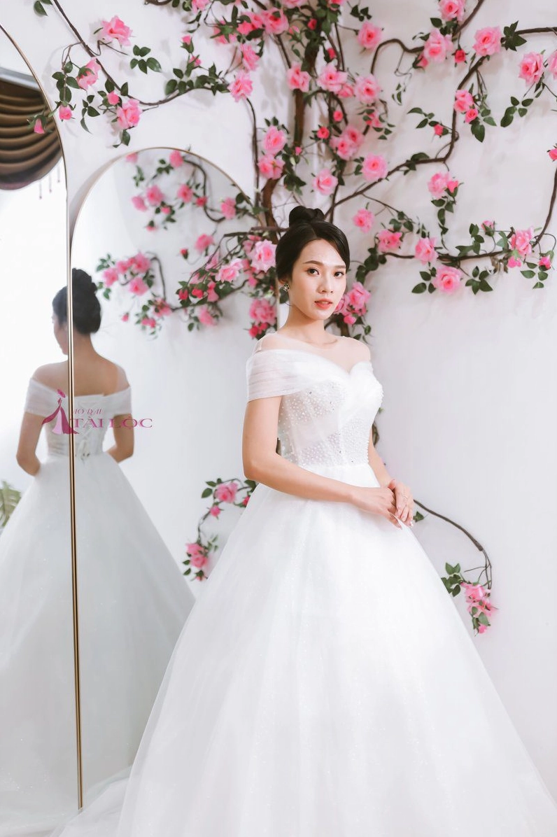 Vẻ đẹp lộng lẫy của trang phục cưới lấy cảm hứng từ áo dài