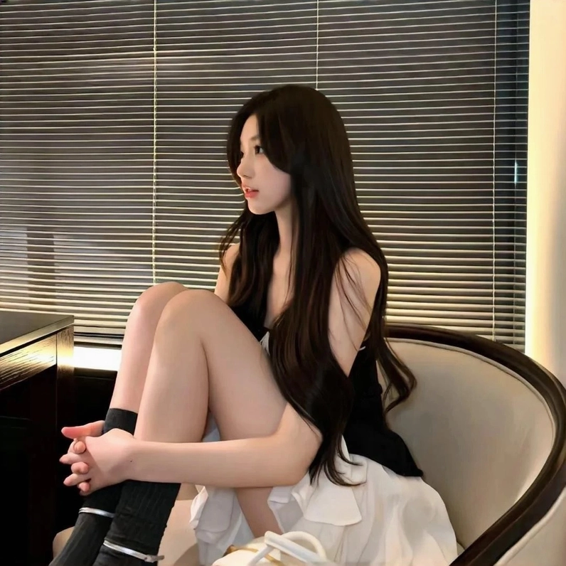 Vẻ đẹp ma mị và bí ẩn của cô gái sành điệu mặc mẫu váy ngắn màu đen