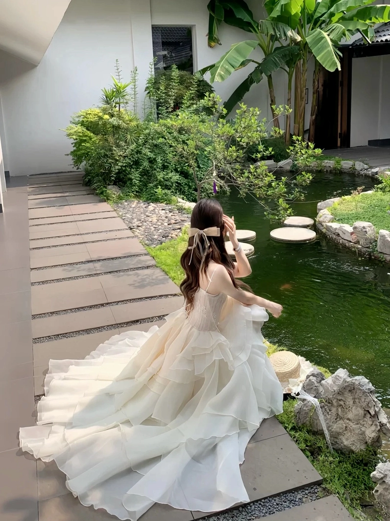 Vẻ đẹp ngọt ngào như công chúa của cô gái trong bộ đầm xòe bồng bềnh