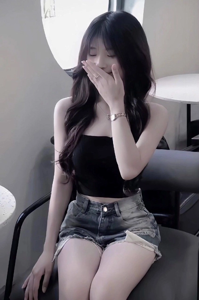 Vẻ đẹp trẻ trung của thiếu nữ khi kết hợp trang phục dạo phố cùng quần short ngắn